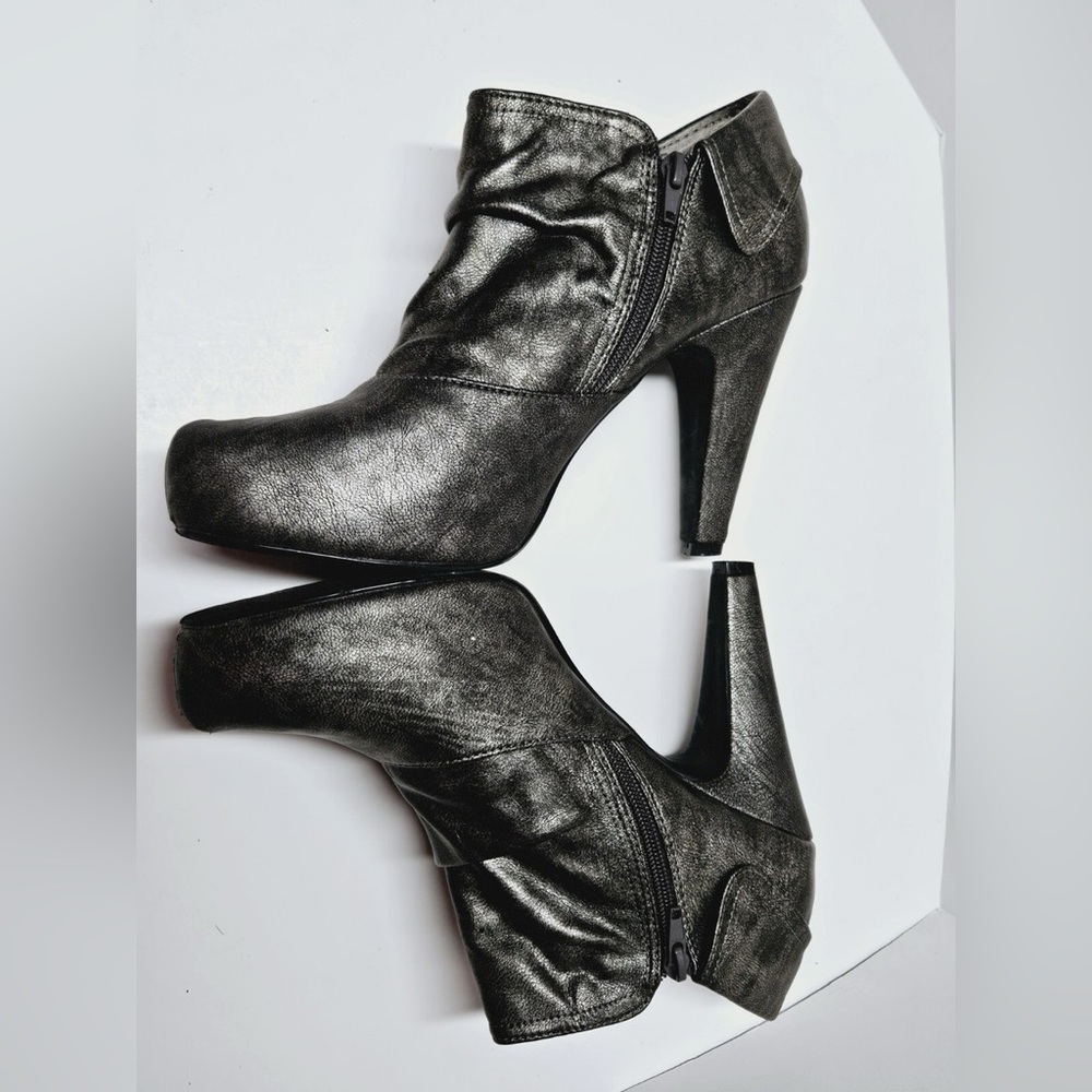 G by Guess Taylah Ankle Pewter Bootie Heeled Shoes Size 9.5 NWT